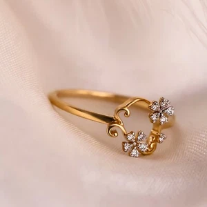 Anillo de diamantes de oro de 14 quilates con diseño de flores brillantes Shiuli de 0,07 quilates de Senco Gold - Imagen 1 de 9