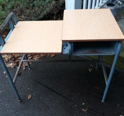 Antiguo escritorio doble industrial de metal y madera turquesa de mediados de siglo para estudiantes Foto 1 de 4