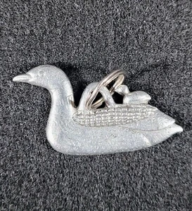 Zinn Schlüsselanhänger Loon mit Küken auf der Rückseite - Bild 1 von 2
