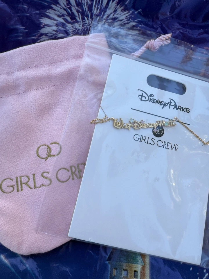 Collar Walt Disney World 2025 Logo Fuente Guión por Niñas Crew Jewelry Foto 1 de 1