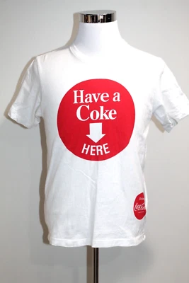 Camiseta Have a Coke Here UT Uniqlo Unisex Logo Coca Cola Blanca Roja Talla Mediana Foto 1 de 4