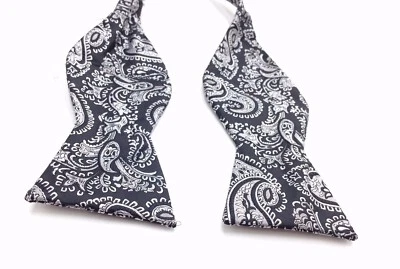$100 Condesa Mara Para Hombres Negro Gris Vestido Paisley Pajarita Seda Pajarita Ajustable Foto 1 de 4