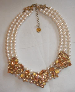 BETSEY JOHNSON RARE IVORY FAUX PEARL WITH CRYSTAL HEARTS STATEMENT NECKLACE - Picture 1 of 14