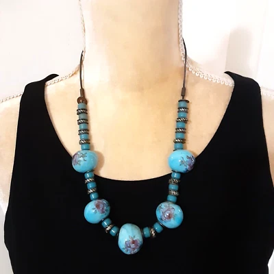 ¿Cerámica floral gruesa? Collar con cuentas 22" cordón negro detalles tono plata Foto 1 de 2