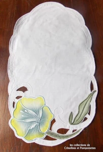 TISCHDECKE STICKEREI AUF POLYCOTTON BLAUE BLUME IN APPLIKATION oval 25x35 cm * - Bild 1 von 1