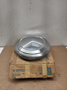 NOS 71 -72 VEGA CENTER CAP / HUBCAP GM 3978123 - Picture 1 of 5