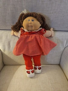 Original 1978-1982 Girl Cabbage Patch Doll. Brown Hair, Blue Eyes, Signed. - Picture 1 of 4