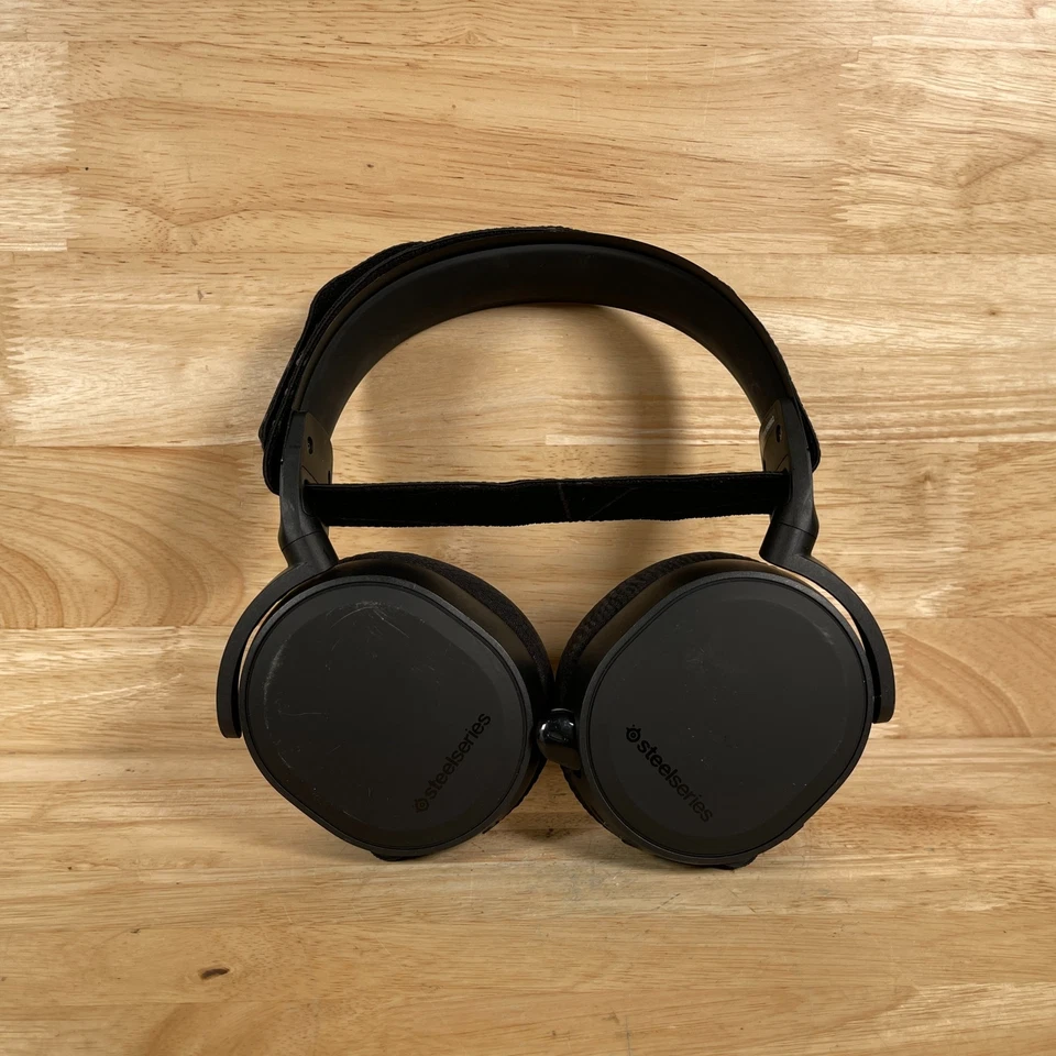 SteelSeries Arctis 3 Black All-Platform Noise Cancelling Over Ear Gaming Headset - Image 1 of 4