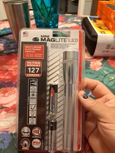 MagLite Mini LED Taschenlampe schwarz mit 2 AA Batterien und Gürtelholster - Bild 1 von 1