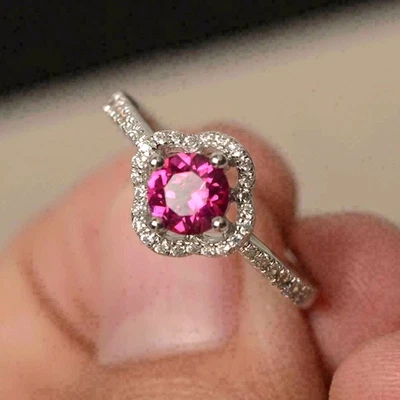 Anillo de compromiso de halo y rubí rojo de corte redondo de 2 quilates enchapado en oro blanco de 14 quilates Foto 1 de 4