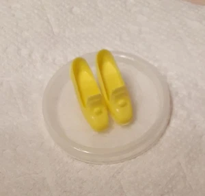 Vintage Barbie Pilgerschuhe gelb Hong Kong - Bild 1 von 2