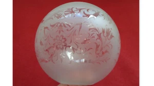 GLOBE EN VERRE DEPOLI ET GRAVE DECOR FLORAL POUR LAMPE A PETROLE - Foto 1 di 2