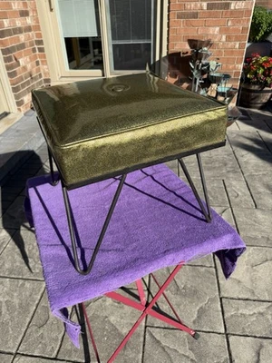 Reposapiés moderno Mid Century hierro horquilla pierna vintage vinilo brillante otomano años 50 Foto 1 de 4