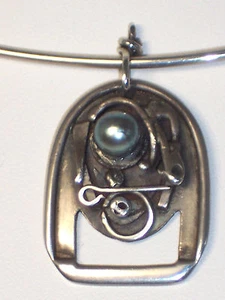 VINTAGE HANDCRAFTED MODERNIST STERLING SILVER BLACK PEARL PENDANT ON NECKRING  - Picture 1 of 4