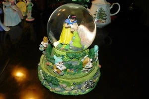 THE DISNEY STORE "SCHNEEWITTCHEN" SCHNEEKUGEL SPIELT "ZWERGE JODELLLIED" - Bild 1 von 5