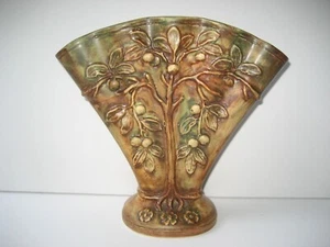 Jarrón abanico vintage de 1920 Pottery Weller Woodcraft 8" manzano - florero abanico de 5 agujeros - Imagen 1 de 12