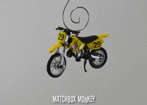 Suzuki RM125 Motocicleta de Suciedad Adorno de Navidad Personalizado Escala 1:32 FX AÑOS 90 - Imagen 1 de 8