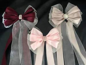  Blumenstrauß Hochzeit Satin/weiß Organzaband Schleife mit Schwänzen Schmucksteinen Glitzer Mitte - Bild 1 von 4