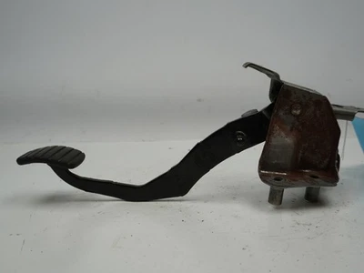 Pedale embrayage occasion RENAULT CLIO III Phase 1 - 1.2i 16v 75ch - - Photo 1/4