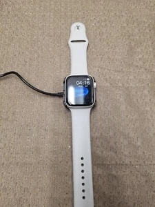 Apple Watch Series 6 44mm Aluminum Case with White Sport Band - Zdjęcie 1 z 6