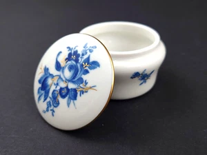 Schmuckvolles Meissner Porzellandöschen, mit blauem Blumen-Motivm "Aquatinta" - Bild 1 von 4