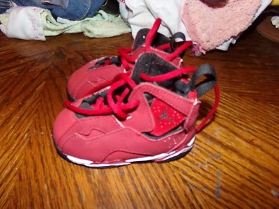 *ZAPATILLAS NIKE JORDAN NIÑO PEQUEÑO TALLA 4C 833 Foto 1 de 4