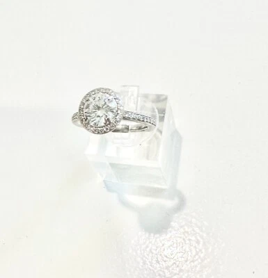 Anillo de compromiso de diamantes redondos de 1,1 quilates con banda de platino de diamantes halo Foto 1 de 4