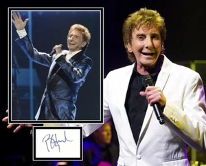 BARRY MANILOW SIGNED PHOTO MOUNT - Foto 1 di 1
