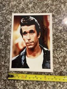 Foto firmata HENRY WINKLER 5x7 FONZIE Happy Days autografo senza certificato di autenticità - Foto 1 di 8
