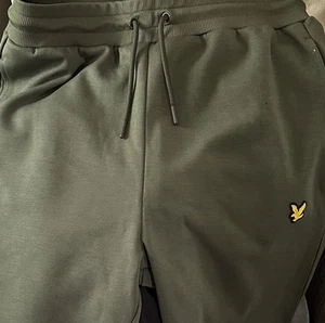 Lyle & Scott Men's Catus Green Shorts Size M - Picture 1 of 15