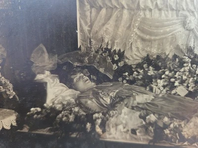 Antiguo gabinete de muerte post mortem tarjeta foto funeral mujer en ataúd 6,5"x4,5" Foto 1 de 4