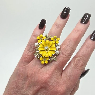 复古花卉黄色花朵戒指 珍珠水钻声明 鸡尾酒戒指 尺寸 6 — 第 1/4 张图片