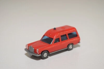 A35 1:87 WIKING MERCEDES-BENZ 200 AMBULANCE AMBULANCE EXCELLENT CONDITION - Image 1 of 4
