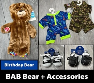 Build-A-Bear Set: Geburtstagsbär, Dino & Camo Outfit/Hundemarke, Canvas & Rasenschuhe - Bild 1 von 23