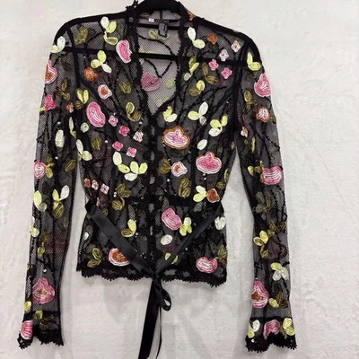 Blusa JS Boutique Malla 3D Floral Transparente Cárdigan 6 Negro Rosa Botones Encaje Foto 1 de 4