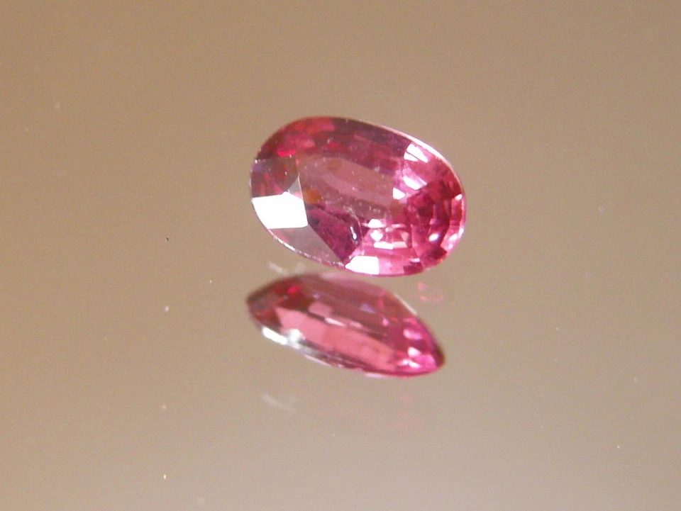 1 Spinell rot Ceylon 0,47 ct oval facettiert 4 x 5,9 mm - Bild 1 von 1