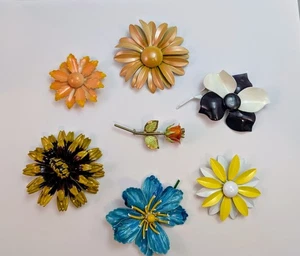 Konvolut 7 Vintage Metall bunte Emaille Blume Anstecknadel Broschen Kostüm - Bild 1 von 6