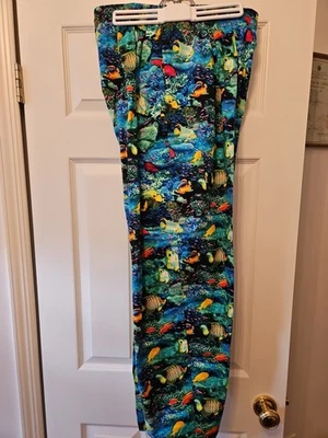 Fundamentos de cinco estrellas. Pantalones de chef nuevos sin etiqueta talla grande con tema de pescado. Foto 1 de 4