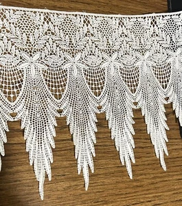 4.75 Yards Light Ivory Bridal Venise Lace - Picture 1 of 2