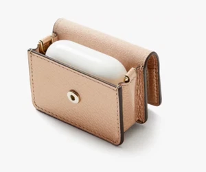 Estuche de cuero profesional Kate Spade New York L35550 platino con nudo metálico Airpods - Imagen 1 de 4