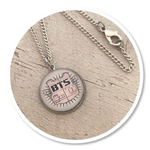 BTS ** COLLAR BANGTAN BOYS K POP BANDA ENCANTO - Imagen 1 de 2