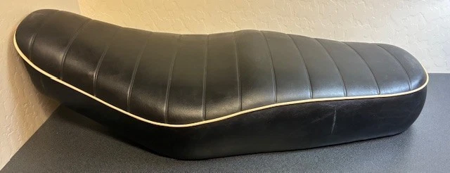 Asiento original Kawasaki W400 modelos EJ400A W650 negro con rodillo de tubería blanca Foto 1 de 4