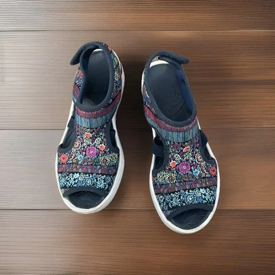 Sandalia Bzees Drama 6.5M 6 1/2 Sueño Azul Floral Confort Cuña Correa Ajustable Foto 1 de 4