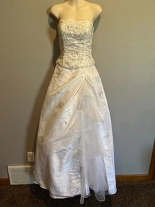 Damen LORALIE weiß Perlen/Pailletten trägerlos Brautkleid Kleid Größe 4 - Bild 1 von 12