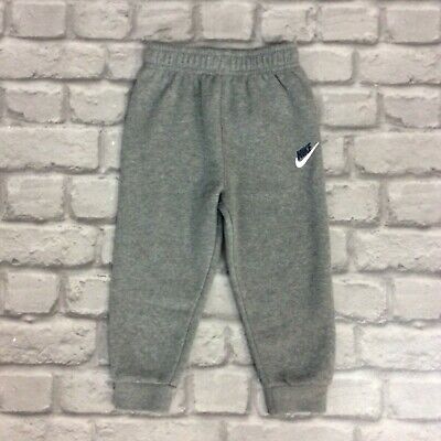 Nike Boys Grigio Blu Logo Club In Pile Pantaloni Sportivi Pantaloni Per Bambini Neonati RRP £ 30 Ad • 10.76€