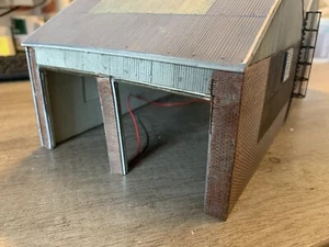Bachmann Scenecraft 44-141 OO Gauge Two Lane Traction Depot Boxed - Foto 1 di 11