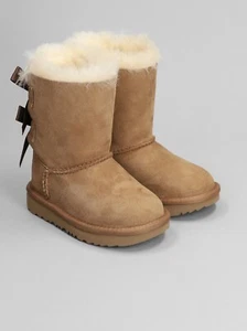 UGG JUNIOR - MÄDCHEN STRUMPFHOSE NIEDRIGER ABSATZ BAILEY BOW II WILDLEDER NATURAL - Bild 1 von 4