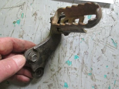 YAMAHA 1982 - 1985 XT125 / 200 MONTAJE REPOSAPIÉS DELANTERO DERECHO 15A-27420-02-90 Foto 1 de 4