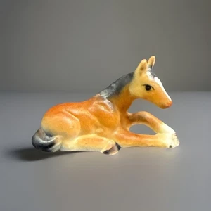 Miniatur liegendes Fohlen Bay Figur braun schwarz weiß - Bild 1 von 6