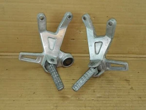 Conjunto de reposapiés/colgador trasero diestro y derecho Yamaha FZ750 1987-1991 - Imagen 1 de 11